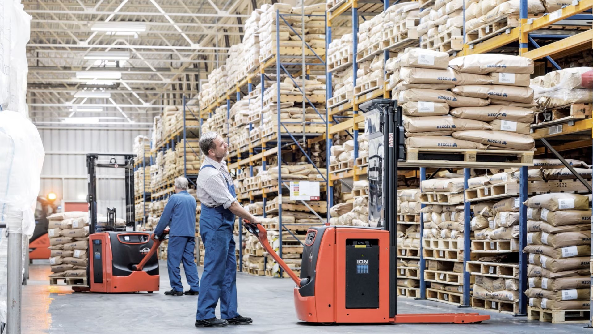 Штабелер от Linde Material Handling в работе на предприятии Meggle Wasserburg