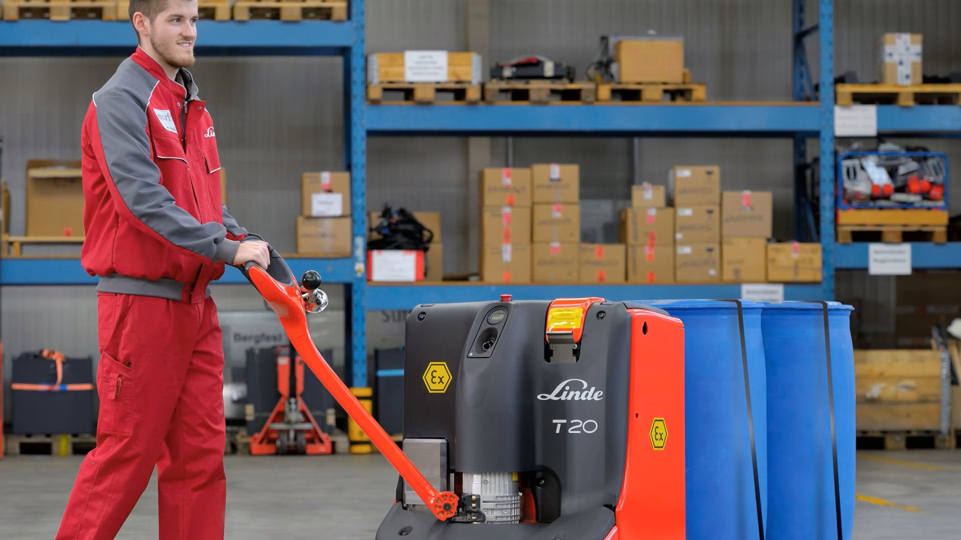Мужчина использует электротележку T20 от Linde Material Handling