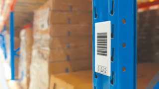 Система складской навигации Linde Material Handling использует штрихкоды на стеллажах.