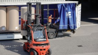 An industrial truck from Linde unloads a large truck.