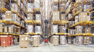 Комбинированный погрузчик K от Linde Material Handling с системой навигации при отборе заказов на складе с высокими стеллажами