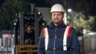 Работник склада в предупредительном браслете от Linde Material Handling