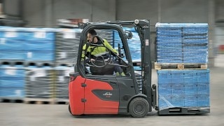 Сотрудник DB Schenker сдаёт назад на электрическом погрузчике Linde E16