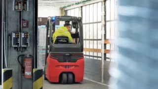Сотрудник DB Schenker выезжает задним ходом из сменного кузова на электрическом погрузчике E16