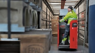 Сотрудник DB Schenker сдаёт назад на погрузчике Linde D12 HP SP с пандуса