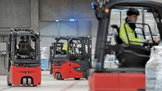 Три промышленных погрузчика Linde в эксплуатации на складе DB Schenker