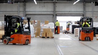 Разные погрузчики Linde MH транспортируют грузы на складе DB Schenker.