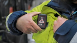 Сотрудники DB Schenker носят портативный модуль Linde Safety Guard