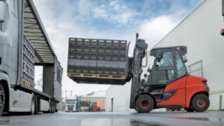 Linde E80 во время погрузки товаров