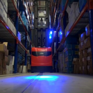 Система складской навигации Linde Material Handling в действии на складе с высокими стеллажами