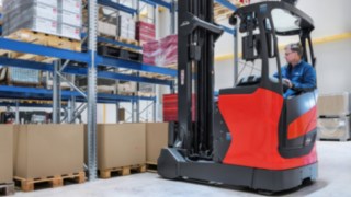 Сотрудник размещает товар в технике Linde Material Handling.